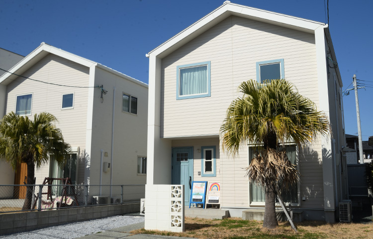 そのまま700メートルほど進んだ左側の白い建物となります。駐車場に看板が見えます。1階が雑貨店、2階が施術室やカウンセリング室になりますので、こちらからお入りください。